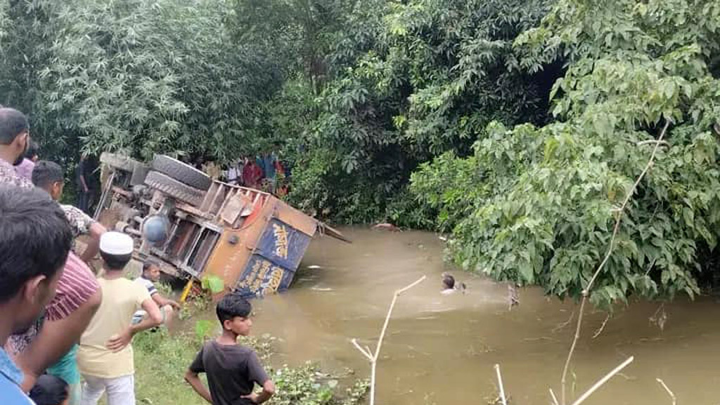 ইটবোঝাই ট্রাক নিয়ন্ত্রণ হারিয়ে খাদে, নিহত ২ 