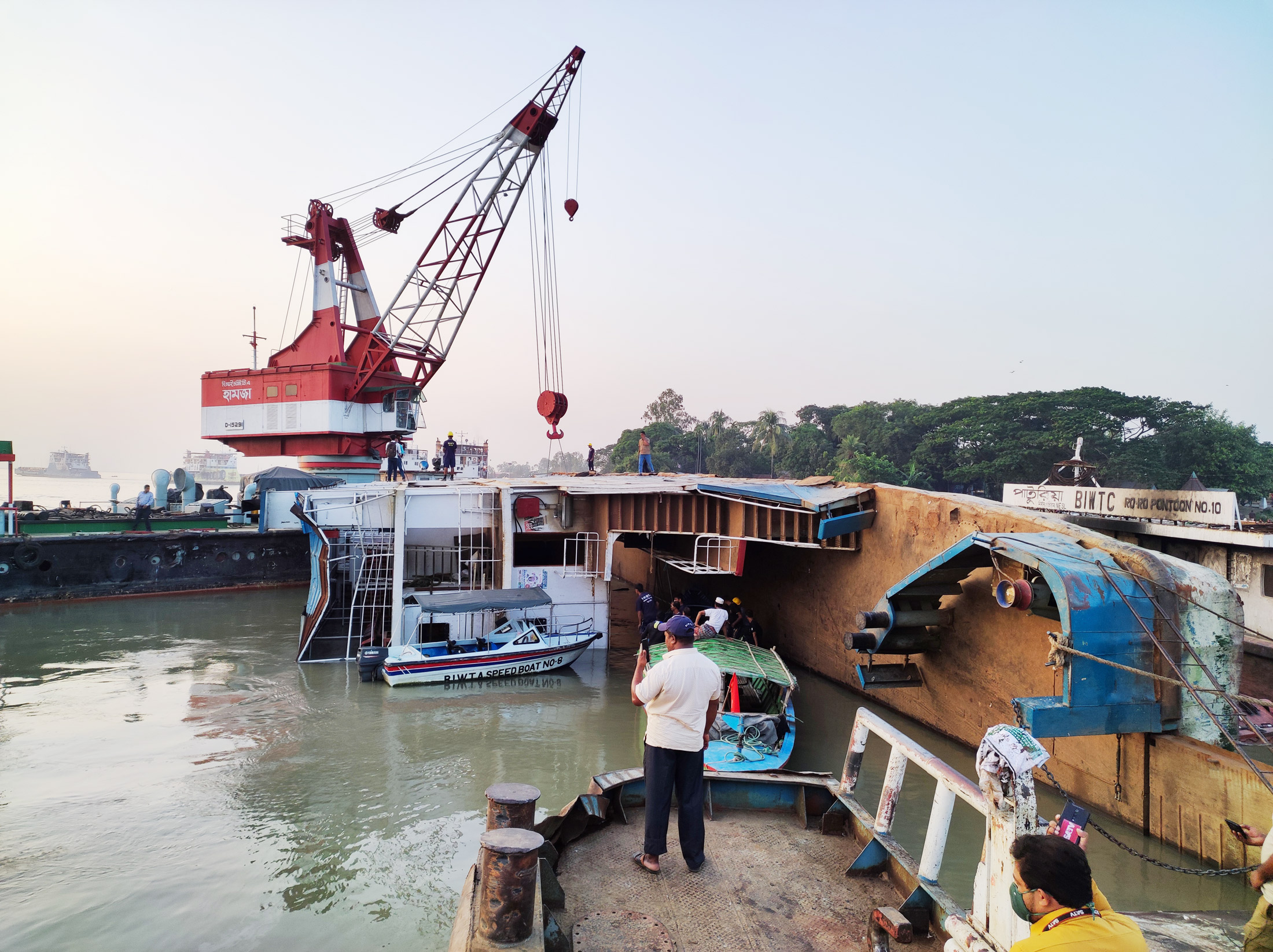 ডুবে যাওয়া ফেরি থেকে আরও তিন গাড়ি উদ্ধার