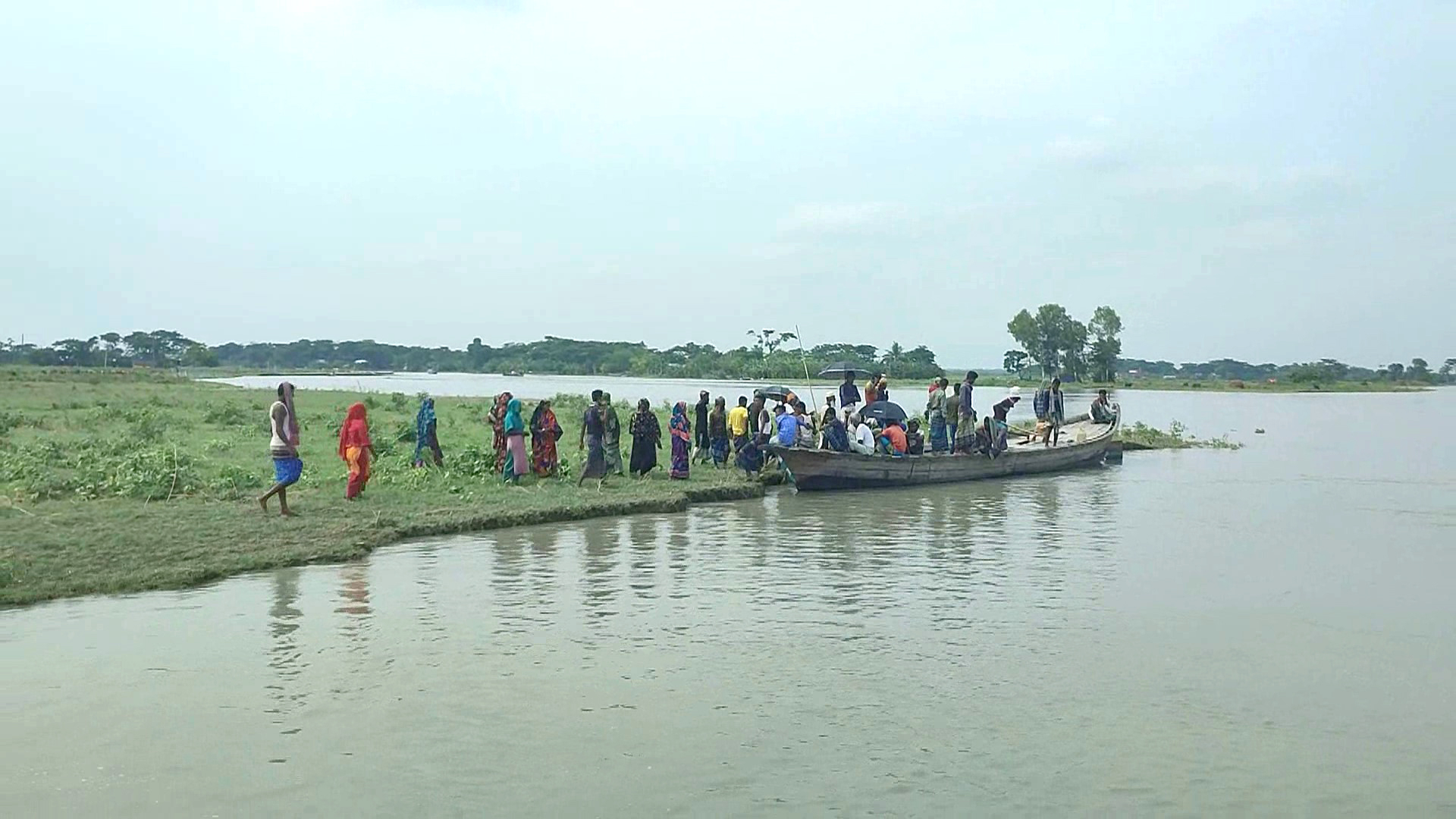 চাঁদা না দেওয়ায় কৃষকের ফসল নিয়ে যাচ্ছে দস্যুরা