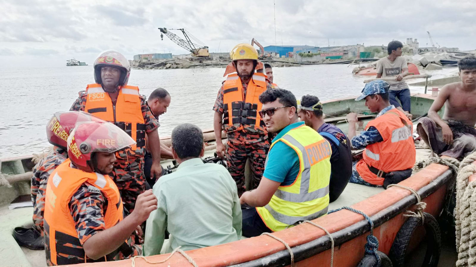 মিরসরাইয়ে সাগরে ড্রেজার ডুবে ৮ শ্রমিক নিখোঁজ