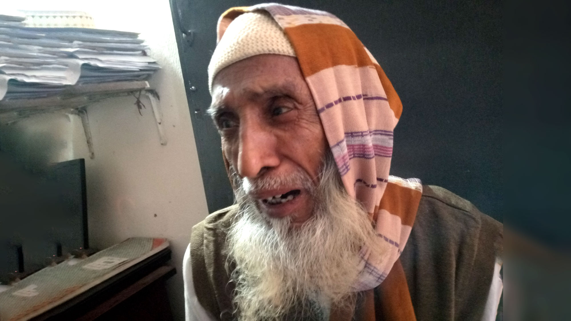 ৩ ছেলের বিরুদ্ধে বৃদ্ধ বাবার থানায় অভিযোগ
