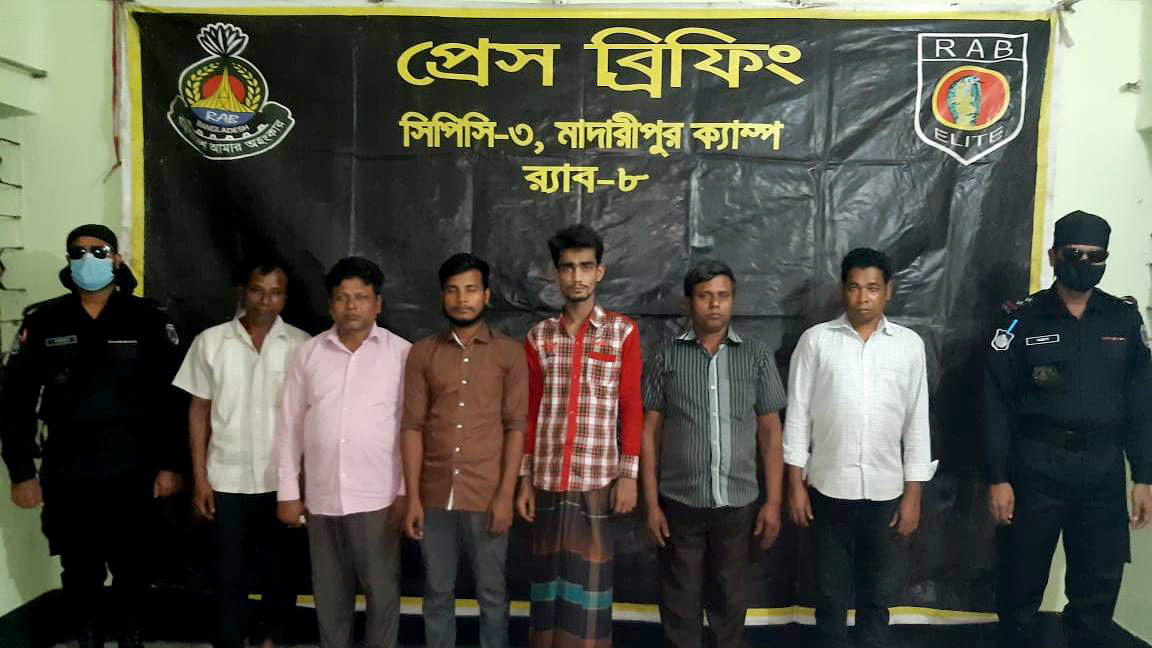 গোপালগঞ্জে কষ্টিপাথরসহ চোরাকারবারি চক্রের ছয় সদস্য আটক 