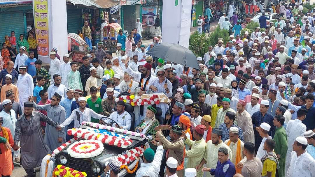 ঈদে মিলাদুন্নবী (সা.) উপলক্ষে আঞ্জুমানে গাউছিয়া আহলে সুন্নত ওয়াল জামাতের ব্যবস্থাপনায় জশনে জুলুস। রেলওয়ে মাঠ, সৈয়দপুর, নীলফামারী, ৯ অক্টোবর, ২০২২। ছবি: আজকের পত্রিকা