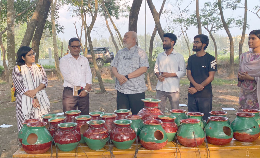 দেশীয় পাখিদের নিরাপদ বাসস্থানের জন্য গাছে হাঁড়ি বসিয়েছেন নোয়াখালী বিজ্ঞান ও প্রযুক্তি বিশ্ববিদ্যালয়ের (নোবিপ্রবি) শিক্ষার্থীরা। ময়নাদ্বীপ সংলগ্ন শান্তিনিকেতন, নোবিপ্রবি, নোয়াখালী। ২৯ মার্চ, ২০২৩। ছবি: মো. মিজানুর রহমান