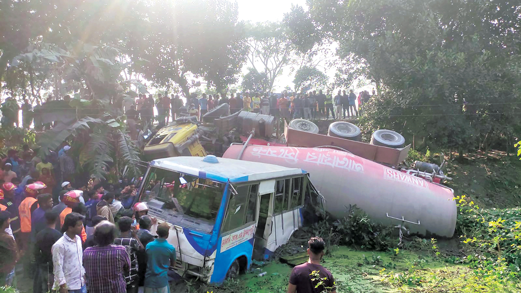 যাত্রীবাহী বাস খাদে পড়ে নিহত ১, আহত ১১