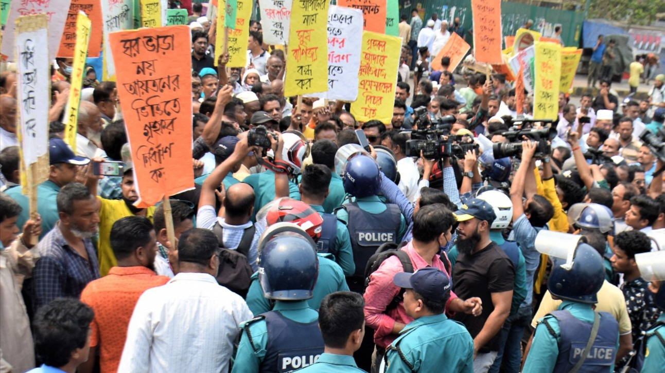 চট্টগ্রামে বর্ধিত হোল্ডিং ট্যাক্স: নগর ভবন ঘেরাওয়ে পুলিশ–ছাত্রলীগের বাধা