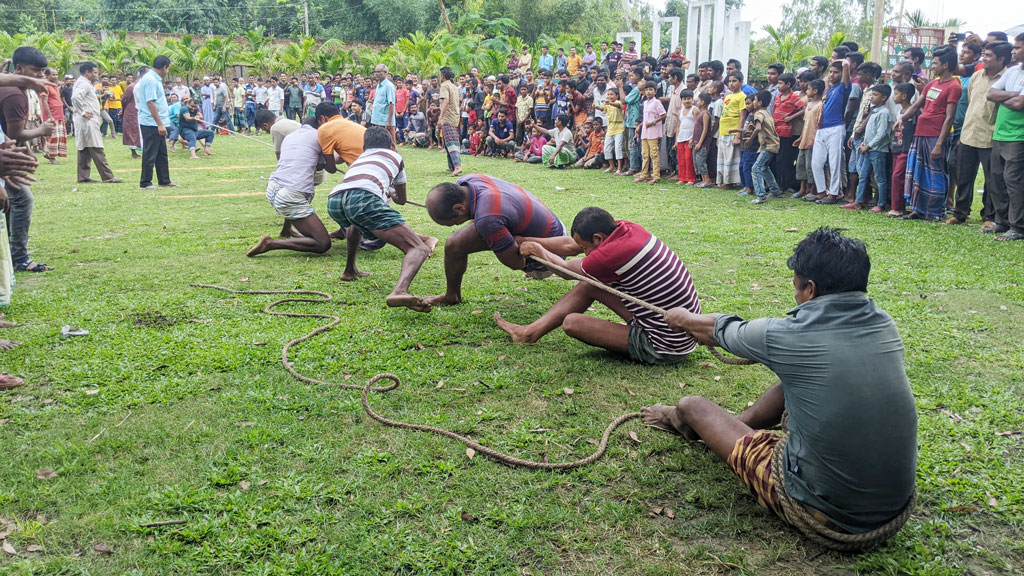 ফুলবাড়ীতে ঈদ-উত্তর আনন্দ আয়োজনে রশি টানা প্রতিযোগিতা