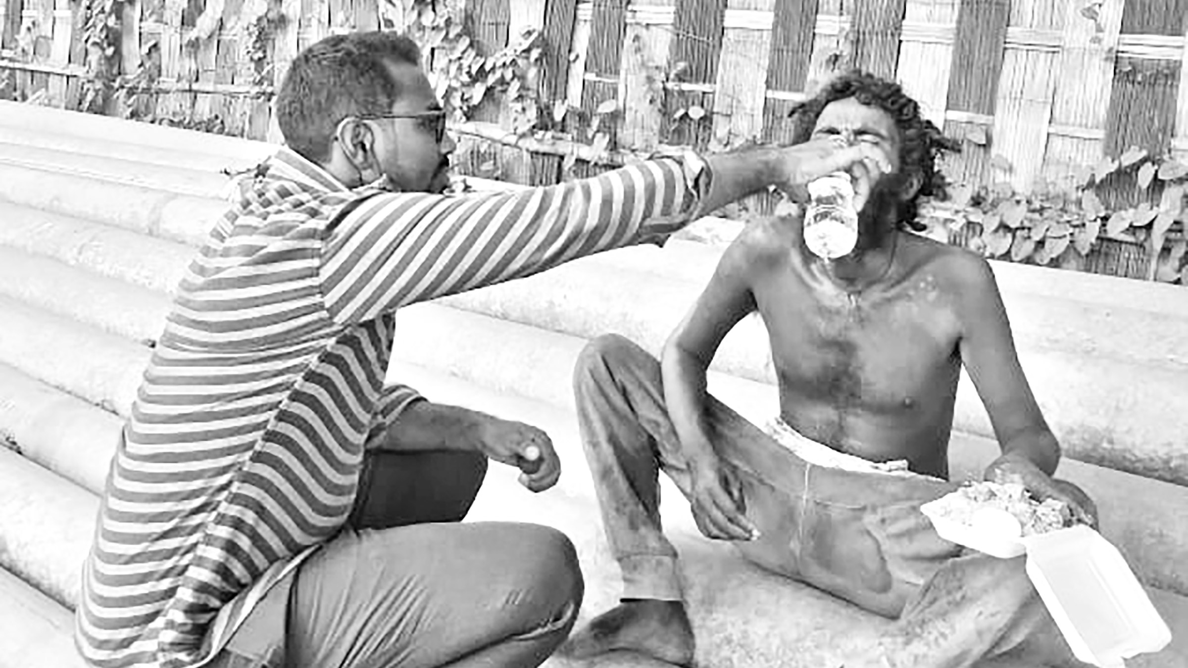 খাবার দিয়ে জুটেছে ‘পাগলের বন্ধু’ খেতাব
