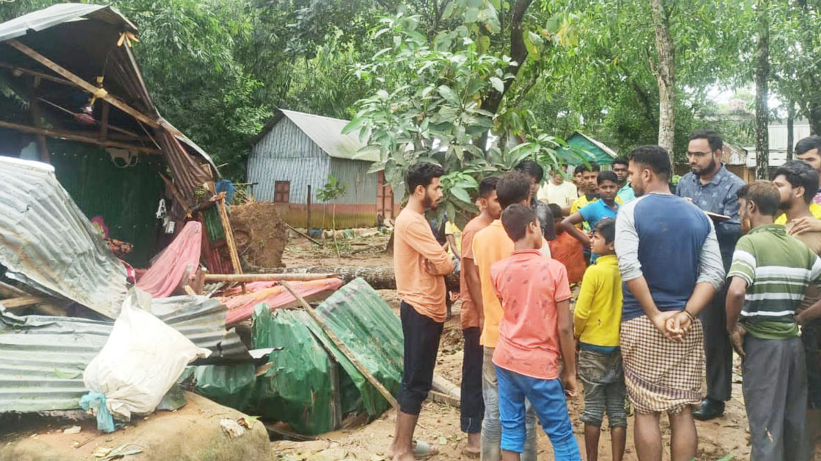 কসবায় ঘরে গাছ পড়ে স্বামীর মৃত্যু, স্ত্রী আহত