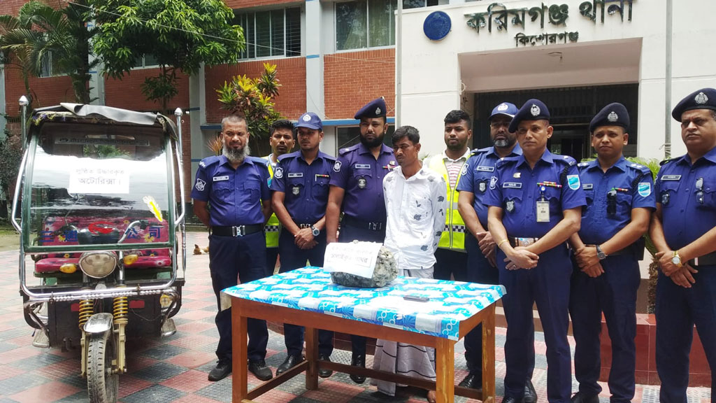 চালকের মাথা থেঁতলে হত্যার পর অটোরিকশা ছিনতাইয়ের মামলায় গ্রেপ্তার ১