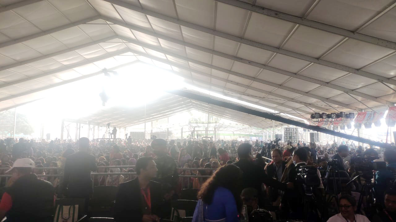 ভোর থেকে রাজধানীসহ দেশের বিভিন্ন জায়গা থেকে কাউন্সিলর, ডেলিগেট, নেতা–কর্মীসহ অন্যরা সম্মেলনকেন্দ্রে উপস্থিত হন। ছবি: তানিম আহমেদ