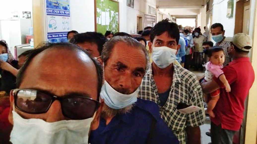 নাজিরপুরে স্বাস্থ্য বিধি না মেনে করোনার টিকা কার্যক্রম