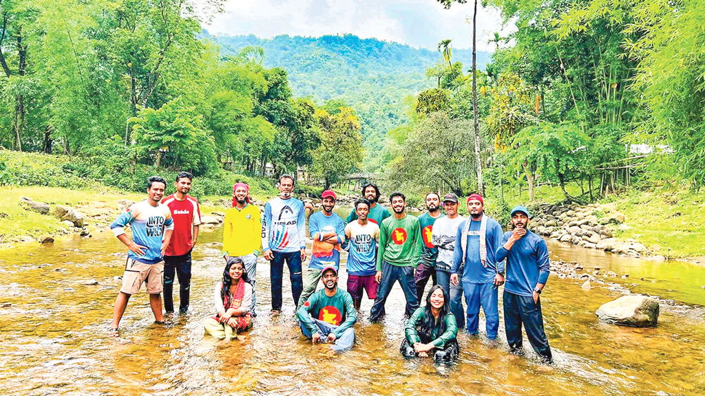 জীবনরক্ষার সামগ্রী ছাড়াই বিপজ্জনক ভ্রমণে পর্যটক