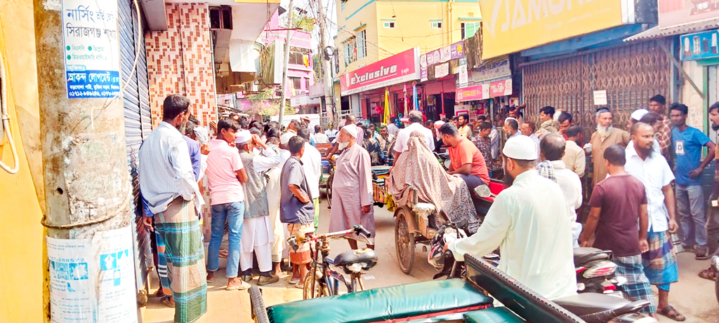 তাড়াশে সার ‘সংকট’: কৃষক-কর্মকর্তা মুখোমুখি