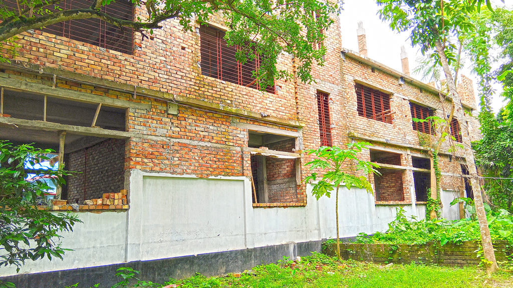 সীমানা প্রাচীরের ওপরই তিনতলা স্কুল ভবন