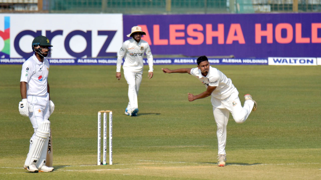 দিনের প্রথম ওভারেই তাইজুলের বাজিমাত