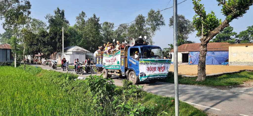 সিরাজগঞ্জের কামারখন্দ উপজেলার হায়দারপুর মুজাদ্দেদিয়া কমিটির আয়োজনে খাজা রওশনারা রহঃ-এর মাজার প্রাঙ্গণ থেকে শুরু হয় জশনে জুলুস। ছবি: আজকের পত্রিকা