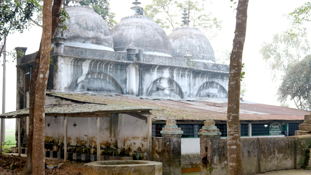 ৬০০ বছরের পুরোনো সনগাঁও তিন গম্বুজ মসজিদ