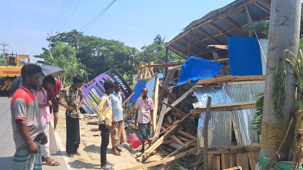 দোকান ভেঙে নিয়ে খাদে পড়ল বেপরোয়া বাস, নিহত ১