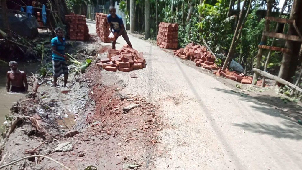 কচুয়ায় বেহাল সড়কে দুর্ভোগ