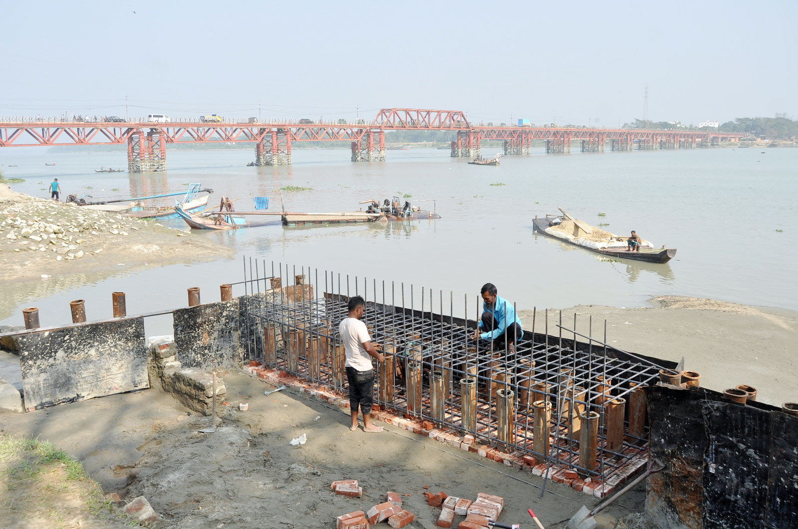 আগামী চার মাসের মধ্যে ফেরি চলাচলের লক্ষ্যে ঘাট নির্মাণের কাজ চলছে। কালুরঘাট সেতু, চট্টগ্রাম, ২৮ জানুয়ারি, ২০২৩। ছবি: হেলাল সিকদার