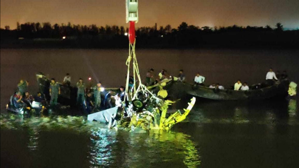 ১১ ঘণ্টার অভিযানে তুলে আনা হলো বিধ্বস্ত বিমান