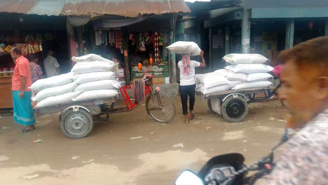 বদরগঞ্জে ইউরিয়া সার উধাও, নতুন বরাদ্দ এখনো বিক্রি শুরু হয়নি