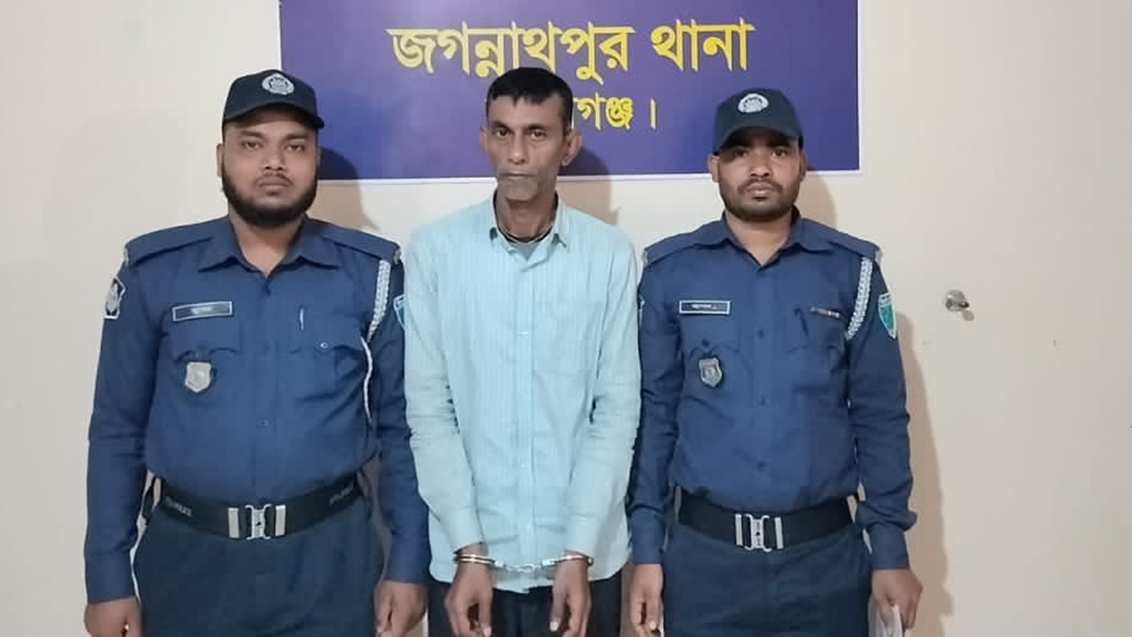 জগন্নাথপুরে ২৫ বস্তা ভারতীয় পেঁয়াজসহ ব্যবসায়ী গ্রেপ্তার