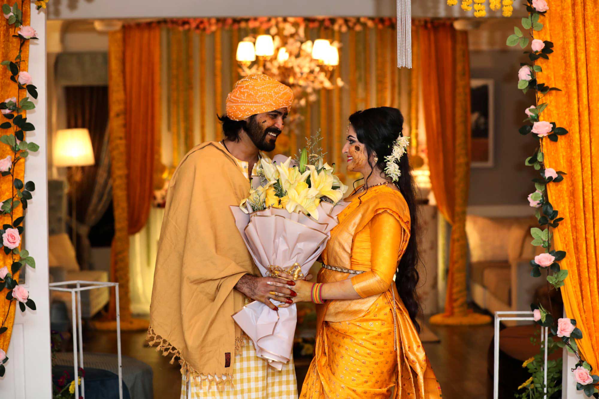 পরস্পরকে ফুল দিয়ে শুভেচ্ছা জানাচ্ছেন পরীমণি ও শরিফুল রাজ