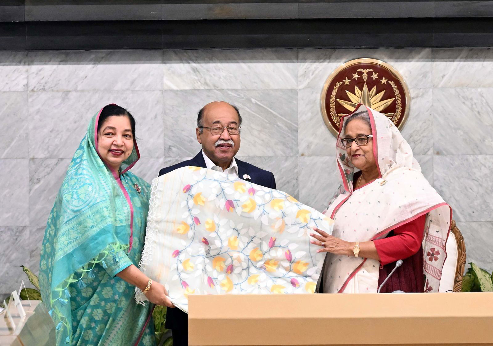 টাঙ্গাইল শাড়ির জিআই সনদ প্রধানমন্ত্রীর হাতে 