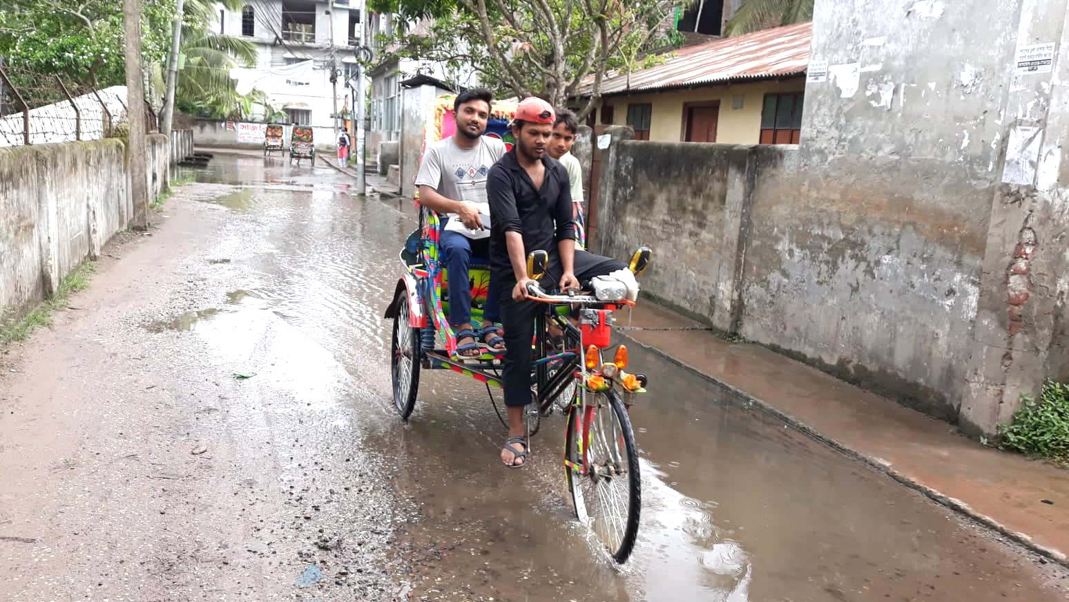 খানাখন্দে ভরা রাস্তার সমাহার