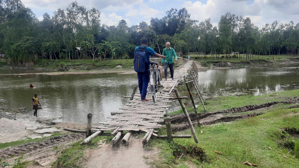 ঝুঁকি নিয়ে সাঁকোয় নদী পার মালামাল থাকলেই ঘুর পথ