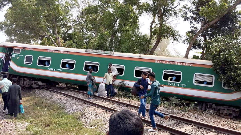 ঢাকা-চট্টগ্রাম ট্রেন চলাচল স্বাভাবিক হতে পারে রাত ৮টার পর