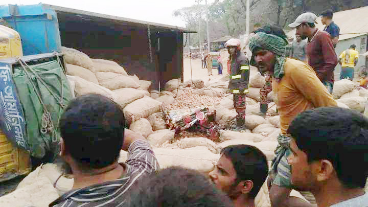 বগুড়ায় আলুভর্তি ট্রাক উল্টে অটোরিকশাচালক নিহত