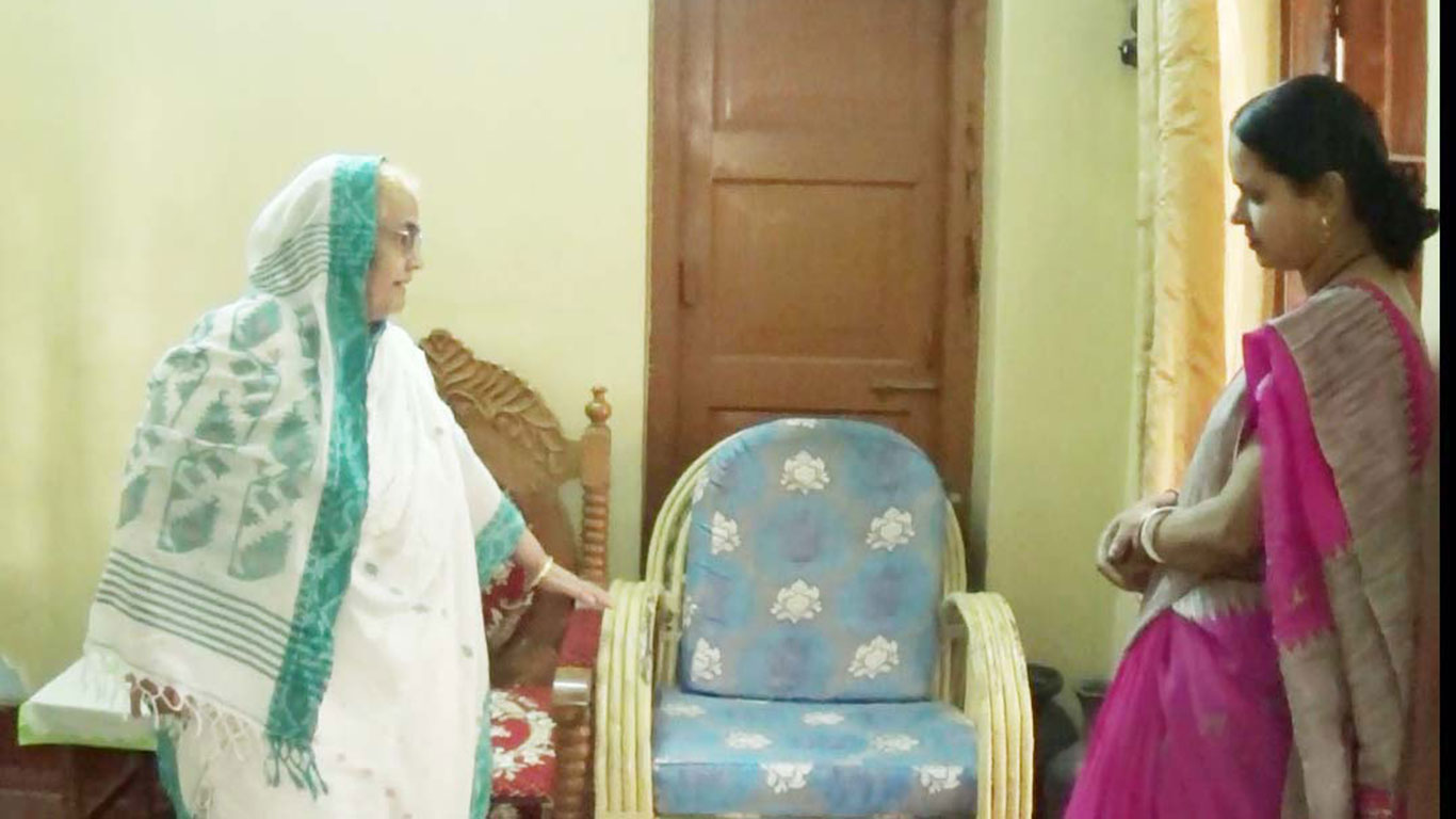 বঙ্গবন্ধুর ব্যবহৃত কাটা চামচ ও বেতের সোফা আজও যত্নে রেখেছেন আখলাতুন নাহার