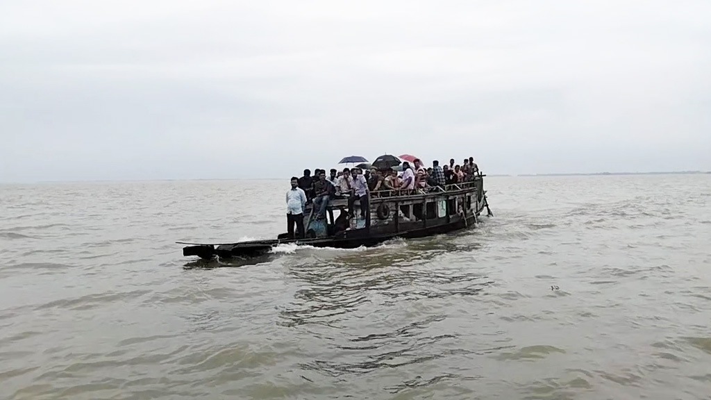 ভারত থেকে আসা পানি হু হু করে ঢুকছে কিশোরগঞ্জের হাওরে