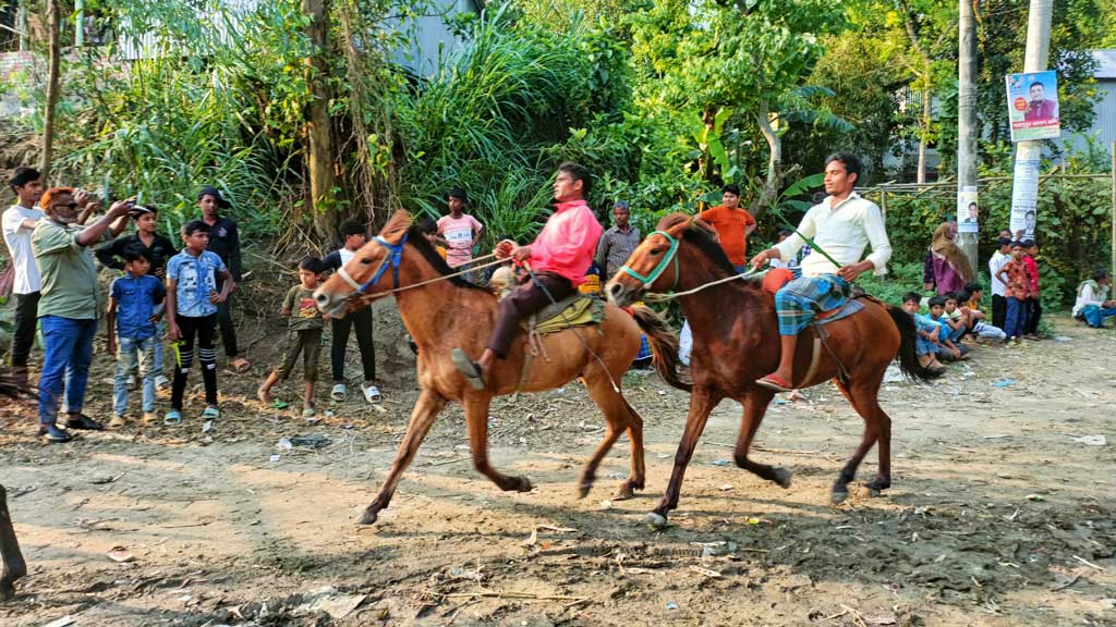 ঘিওরে গ্রামীণ মেলা ও ঘোড়দৌড় প্রতিযোগিতা হয়েছে। বিভিন্ন এলাকা থেকে প্রতিযোগিতায় অংশ নিতে ঘোড়া নিয়ে আসেন অর্ধশত প্রতিযোগী। গতকাল সোমবার তোলা, ঘিওর উপজেলার বাঙ্গালা স্কুল মাঠ, মানিকগঞ্জ, ২ এপ্রিল ২০২৪। ছবি: আব্দুর রাজ্জাক