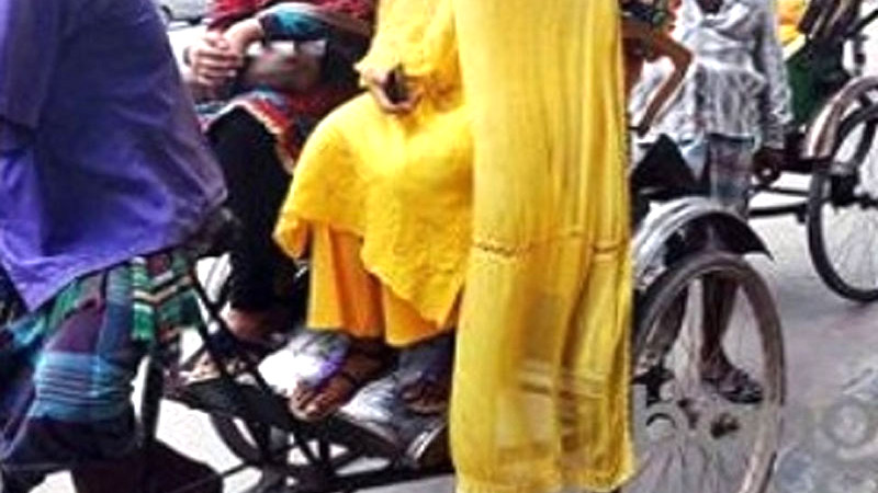 রিকশার চাকায় ওড়না পেঁচিয়ে কিশোরীর মৃত্যু