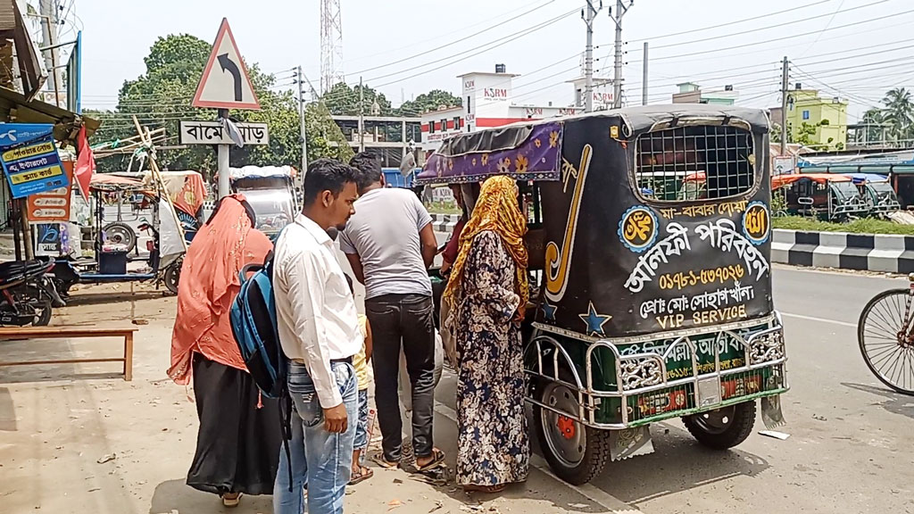 রাজবাড়ী থেকে অনির্দিষ্ট সময়ের জন্য সারা দেশে বাস চলাচল বন্ধ, দুর্ভোগে যাত্রীরা