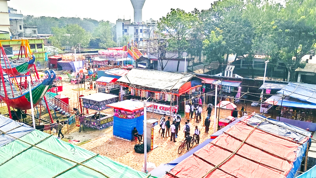 মাঠ দখল করে শিল্পমেলা, ২ স্কুলের পরীক্ষা বিঘ্নিত