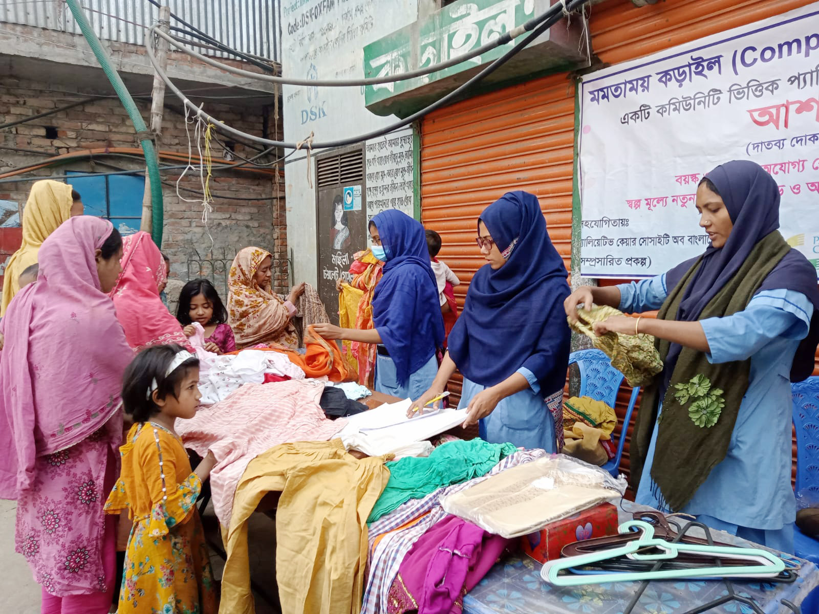 আর পাঁচটা দোকানের মতো না। এখানে পণ্যের দাম নির্ধারণ করেন ক্রেতা নিজেই। আবার সামর্থ্য না থাকলে টাকাও লাগেনা। মূলত আপনার-আমার পুরোনো কাপড় ও অন্যান্য ব্যবহার্য জিনিসই এই দোকানের পণ্য। যার যা লাগে প্রতি শনিবার কড়াইল বস্তির এই ‘আশা’ দোকান থেকে নিয়ে নেন ক্রেতারা। কড়াইল বস্তি, গুলশান, ঢাকা, ২১ জানুয়ারি, ২০২৩। ছবি: আজকের পত্রিকা