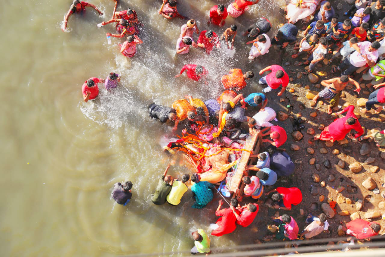 দশমী তিথিতে প্রতিমা বিসর্জনের মধ্য দিয়ে সারা দেশে শেষ হলো হিন্দুদের সবচেয়ে বড় পার্বণ শারদীয় দুর্গোৎসব। বছিলা ঘাট, মোহাম্মদপুর, ঢাকা, ৫ অক্টোবর, ২০২২। ছবি: সজল