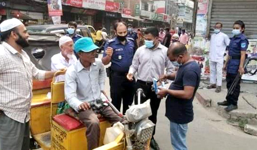 মুন্সিগঞ্জে স্বাস্থ্যবিধি না মানায় ২১ জনের জরিমানা