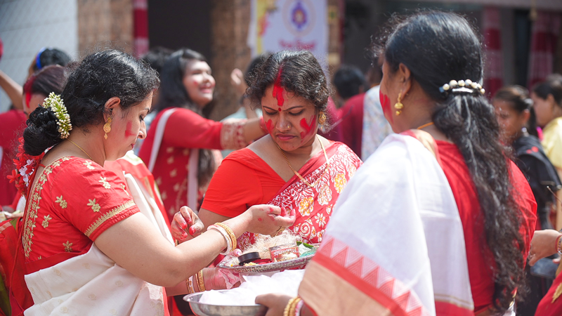 রংপুর শহরের করুণাময়ী কালীবাড়ি মন্দিরে তিন নারী একে অপরের কপালে ও শাখায় সিঁদুর পরিয়ে দিচ্ছেন। ছবি: ছবি: আব্দুর রহিম পায়েল 