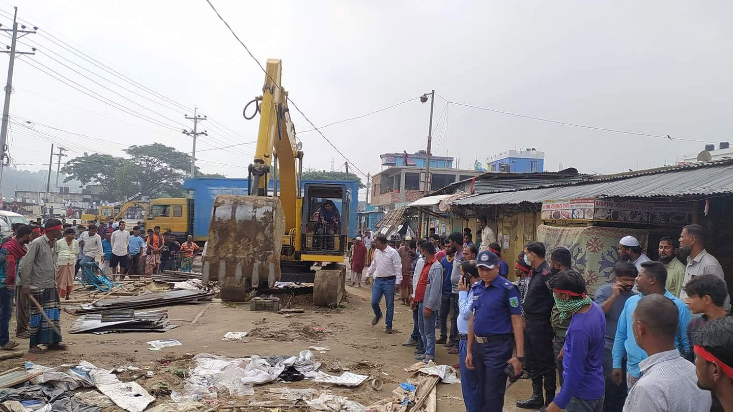 শায়েস্তাগঞ্জে পাঁচ শতাধিক অবৈধ দোকানপাট উচ্ছেদ