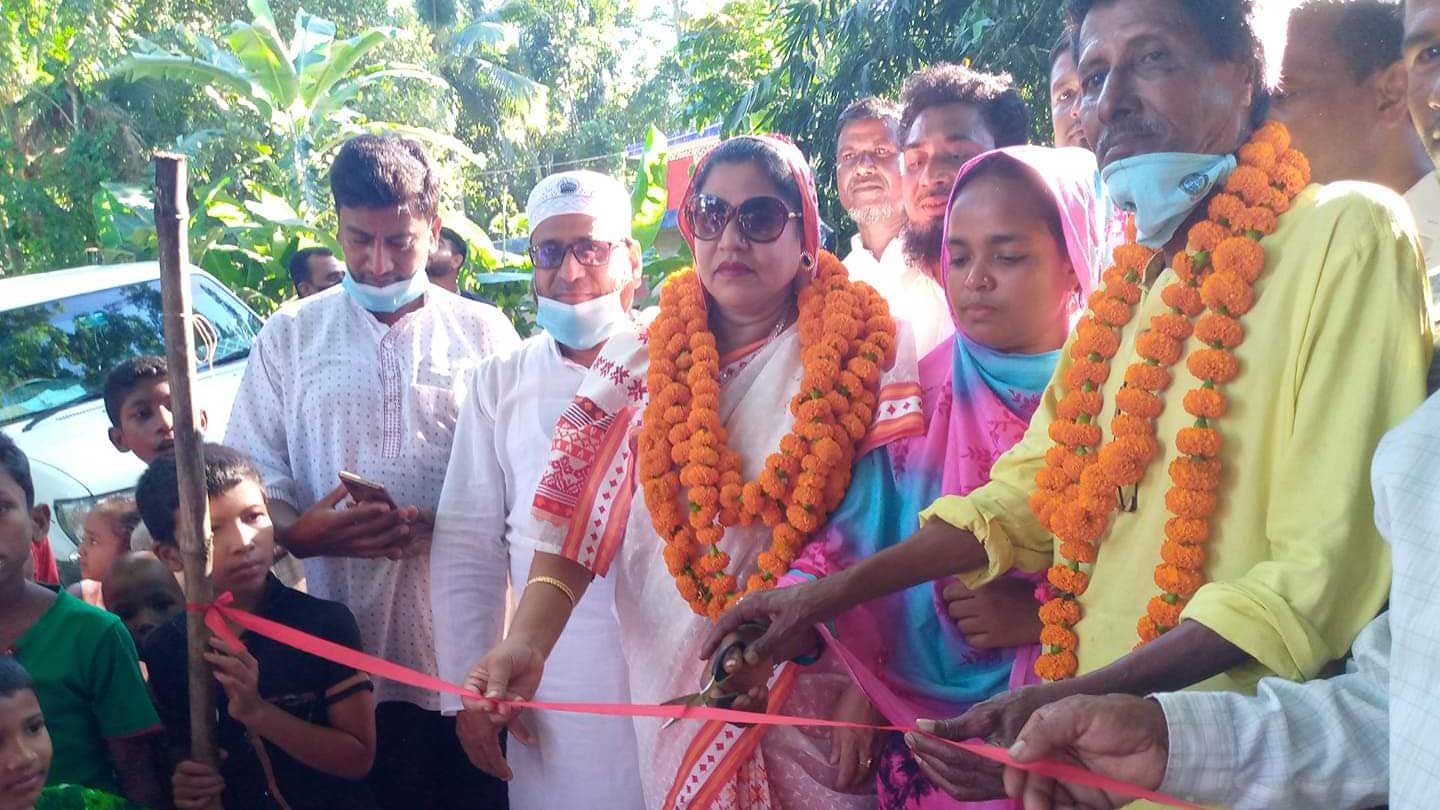 ইটের রাস্তা উদ্বোধন রিকশা চালকের স্ত্রীর