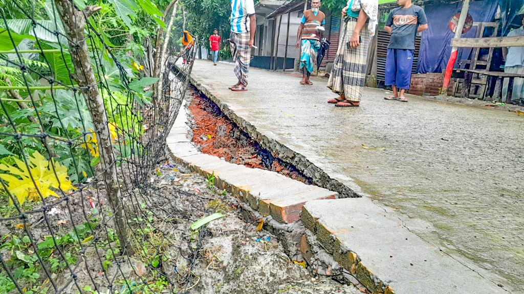 গাইড ওয়াল ভেঙে কোটি টাকার সড়ক ঝুলছে শূন্যে