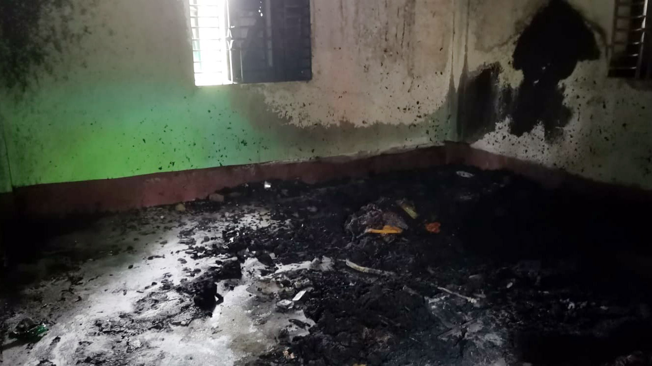 মৃত্যুর গুজবে বাড়িঘরে হামলা