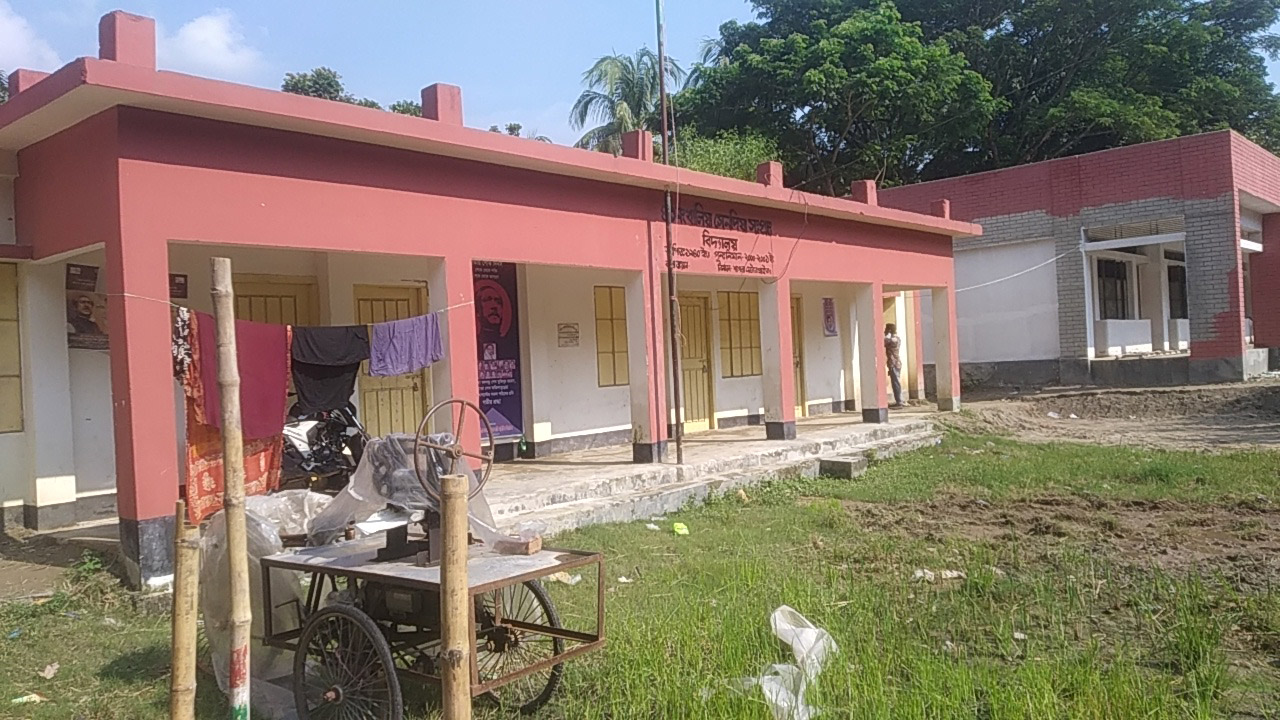 মাদারীপুরের রাজৈর প্রাথমিক বিদ্যালয়গুলো জরাজীর্ণ, নেই খোলার তোড়জোড়