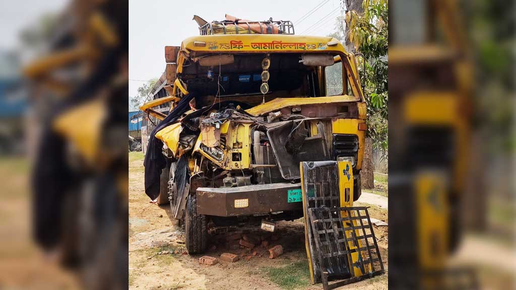 নিয়ন্ত্রণ হারিয়ে সেতুর রেলিংয়ে ট্রাকের ধাক্কা, চালক ও হেলপারের মৃত্যু
